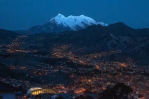 Imagen completa de la imponente montaña Illimani que domina la ciudad de La Paz en Bolivia | Consejos locales para explorar Bolivia